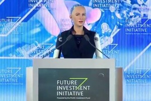 會議現場“女性”機器人索菲婭發表演說。（圖源：視頻截圖）