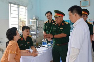 國防部所屬第2總局領導向前來體檢的當地人表示問候。（圖源：黃成）