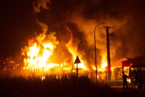 圖為該起火警現場。廠房及倉庫付諸一炬。（資料圖源：DK）