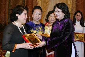 國家副主席鄧氏玉盛向女企業家贈送紀念品。
