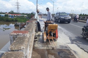 新安１橋下月５日起全面禁車。（圖源：H.Minh）