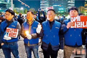 數萬韓國民眾28日聚集在首爾市中心的光化門廣場，舉行“倒朴”燭光集會一週年紀念活動。(圖源：互聯網)