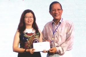 在歡樂的氛圍裡，該團已向中部受風災災民捐助300萬元，新富郡富中坊“為窮人”基金200萬元。