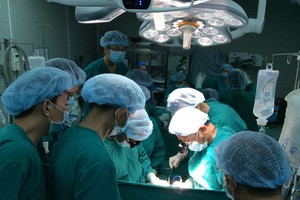 越南紀錄大全昨(30)日公佈，本市大水鑊醫院獲得7項紀錄。圖為一例腎臟移植手術。（圖源：大水鑊醫院）