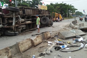 該起交通事故現場，卡車側翻司機受困駕駛室。（圖源：VOV）