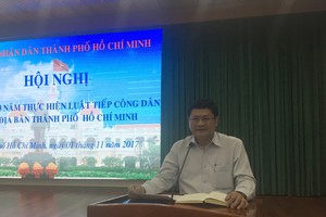 市人委會副主席黃革命在會議上發表講話。