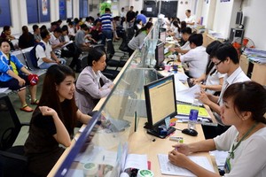 市民與企業在計劃與投資廳辦理手續。（圖源：光定）