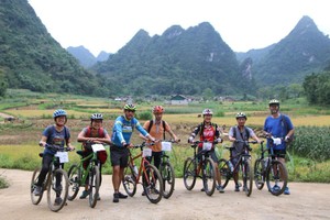 騎自行車旅遊能慢慢地欣賞沿途漂亮的美景。