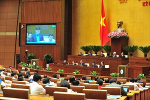 國會代表討論有關2018年至2020年國家財政和財政預算計劃現場一瞥。（圖源：VGP）