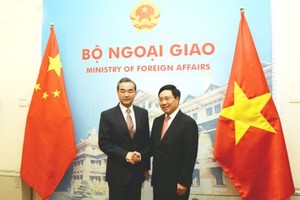 我國外長范平明(右)與中國外長王毅握手合照。（資料圖源：VOV）