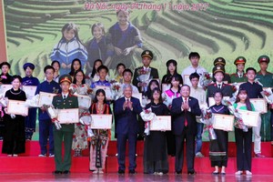 “2017年少數民族大中學模範優秀生”表彰儀式。