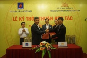 圖為PVN 與Vietnam Airlines代表人簽署合作協議書儀式。（圖源：PVN）