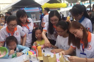 青少年在娛樂科學空間大顯身手。