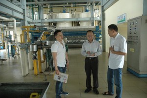 張立濤副總經理（右一）介紹公司生產情況。