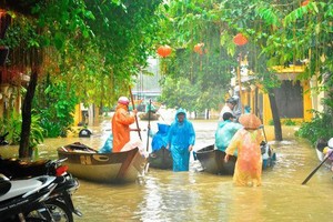 會安市的街道被水淹。