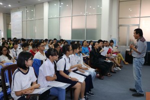 學員們正聆聽余問耕作家講課。