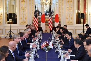 日本首相安倍晉三與到訪的美國總統特朗普舉行會談。（圖源：互聯網）