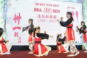 胡文強華文中心學生表演《筷子舞》。