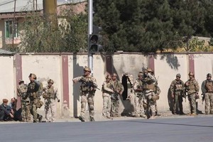 阿富汗沙姆沙德電視台位於首都喀布爾市區的辦公地點當天遭武裝分子襲擊，特種部隊趕往現場。（圖源：互聯網）