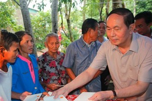 國家主席陳大光頒發禮物給災區同胞。