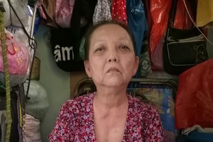 鄭鳳英在狹窄的租房裏。