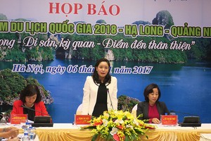 文體與旅遊部副部長鄭氏水(中)在新聞發佈會上發表講話。