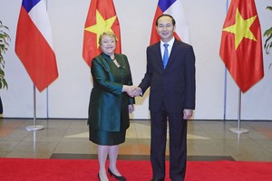 國家主席陳大光迎接巴切萊特總統。