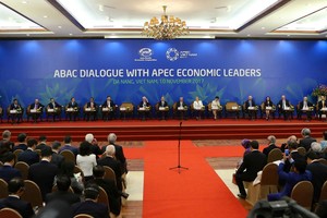 各國領導人與APEC商業諮詢委員會進行對話。