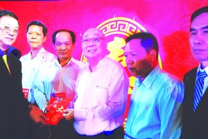 鄧栢榮先生把樂助現金交予各單位代表收。