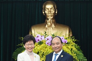 阮春福總理接見香港特首林鄭月娥(左)。（圖源：VOV）