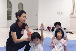 替身演員飛玉映在教導小朋友基本防禦自保技能。（圖源：互聯網）