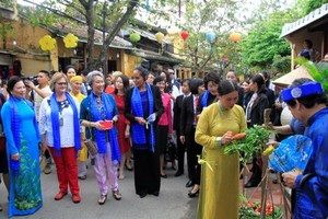 國家主席陳大光夫人阮氏賢(左一)同新加坡、泰國、菲律賓等各經濟體領導人的夫人參觀會安古埠。（圖源：長豐）