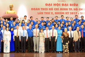 市領導與代表合照留念。