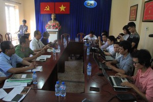 三平坊人委會在媒體發佈會上公佈有關“兩少女被送社會中心案”的處分檢討報告。（圖源：日玲）