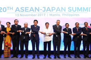 政府總理阮春福（左四）與各東盟團長合照。（圖源：越通社）