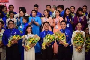 大會一致選出范鴻山(前中)為共青團市委書記和4名副書記，其中華人幹部王青柳(前左二)繼續擔任新一屆副書記。（圖源：光定）