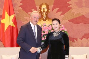 國會主席阮氏金銀(右)接見德勤全球公司主席大衛‧柯睿尚(David Cruickshank)。