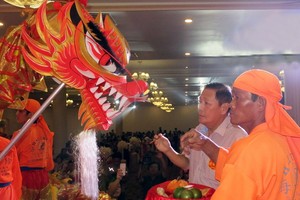 名譽理事長陳子暉為金龍點睛開光。