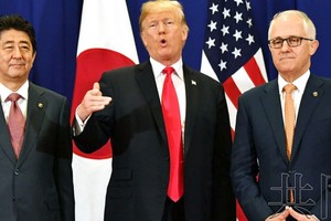 日本首相安倍晉三13日在菲律賓馬尼拉與美國總統特朗普、澳大利亞總理特恩布爾舉行了三國首腦會談。（圖源：共同社）