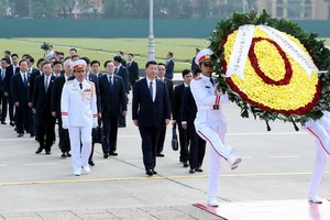 中國國家主席習近平晉謁胡主席陵。（圖源：越通社）