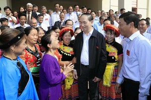 國家主席陳大光與各代表交談。（圖源：越通社）