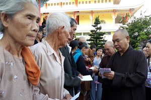 慈善團向分別集合在黃道寺和寶山寺共400戶貧困家庭贈送每份價值90萬元禮物，，其中現金40萬元，物資50萬元。