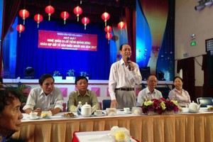 第五郡文化中心主任陳耀枝主持粵曲專題座談會。