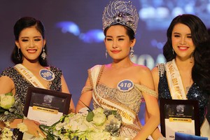 2017 越南大洋小姐組委會主任武越鐘承認責任和承認錯誤，讓曾經整容的考生黎歐銀英（22歲，在2016年做過鼻子手術）參加在本市舉辦的2017越南大洋小姐選美決賽。圖為2017 越南大洋小姐黎歐銀英(中)。（圖源：獨立）