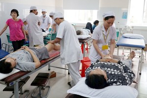 第二郡醫院古傳醫學科醫生為病人診療。