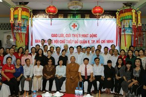 組委會與來賓合影。