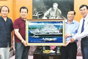 《西貢解放報》代表（右）贈送紀念品給中國作協。