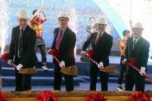 圖為本市敷設最大潔淨水供輸管的動工儀式。（圖源：H.Thu）