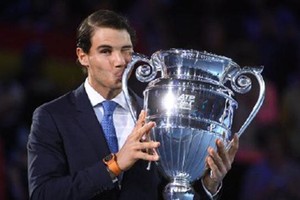 納達爾正式接過了世界年終排名第１的獎盃。