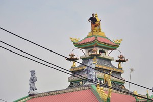 疑吸冰毒青年爬上安富廟屋頂不停地跳舞、大聲喊叫。（圖源：山禾）